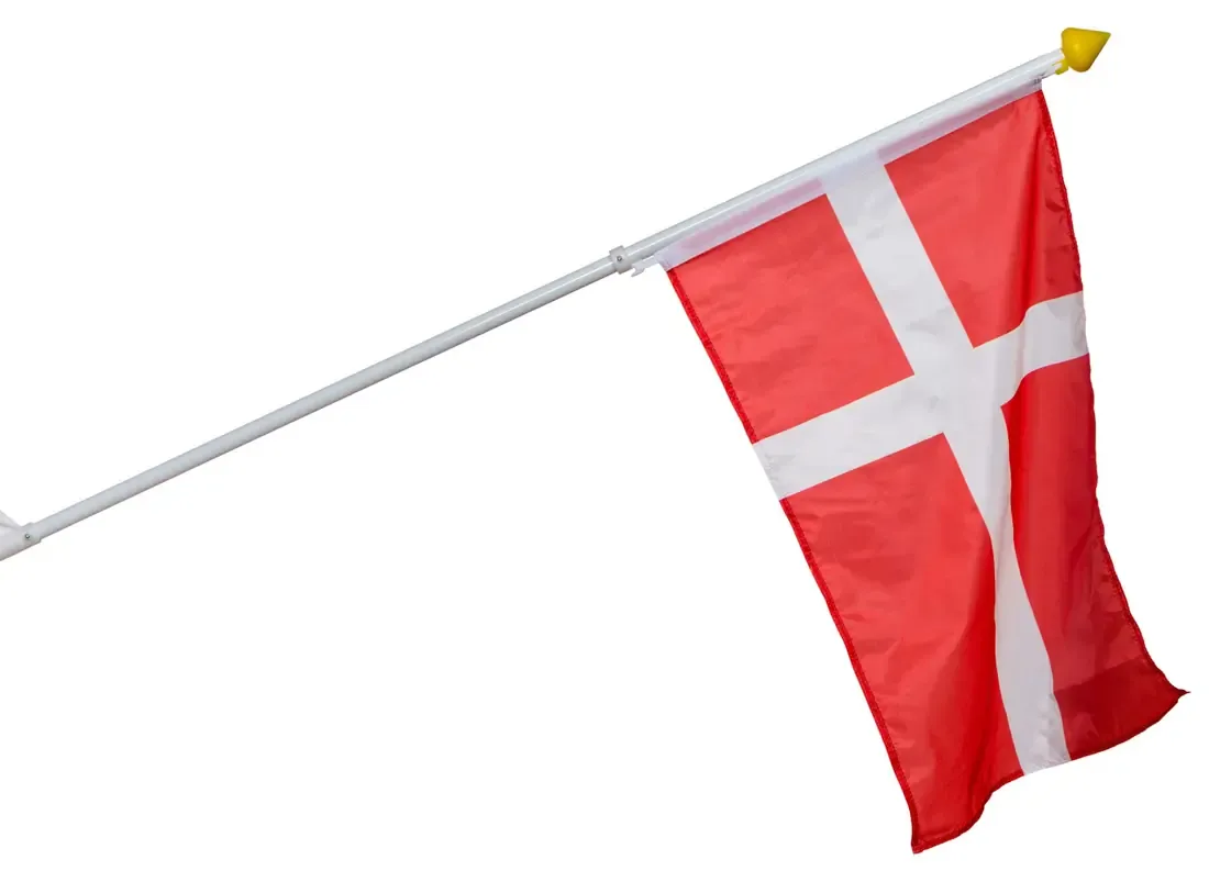Dansk fasadflagga på vitlackerad metallstång
