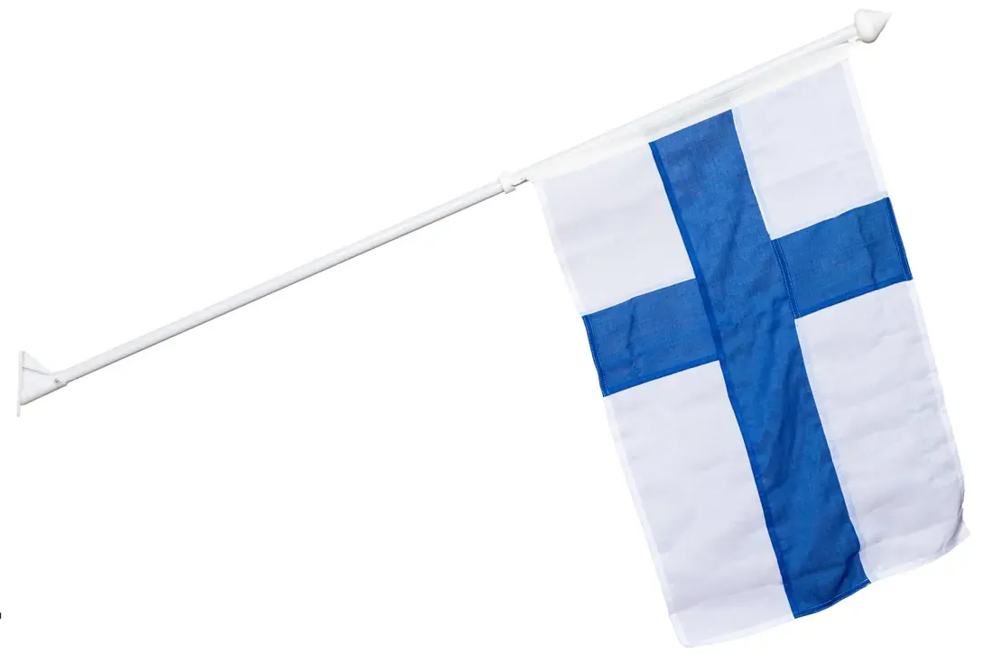 Finsk fasadflagga på vitlackerad metallstång