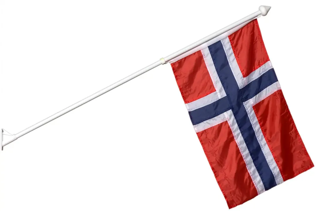 Norsk fasadflagga på vitlackerad metallstång
