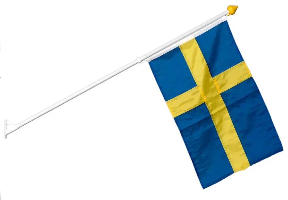 Svensk fasadflagga på vitlackerad metallstång