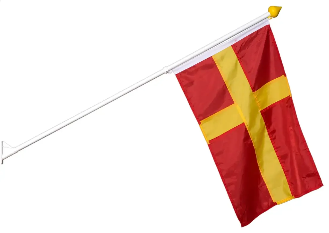 Skånsk fasadflagga på vitlackerad metallstång